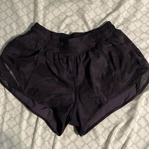 Lululemon black camo hotty hot shorts — 6